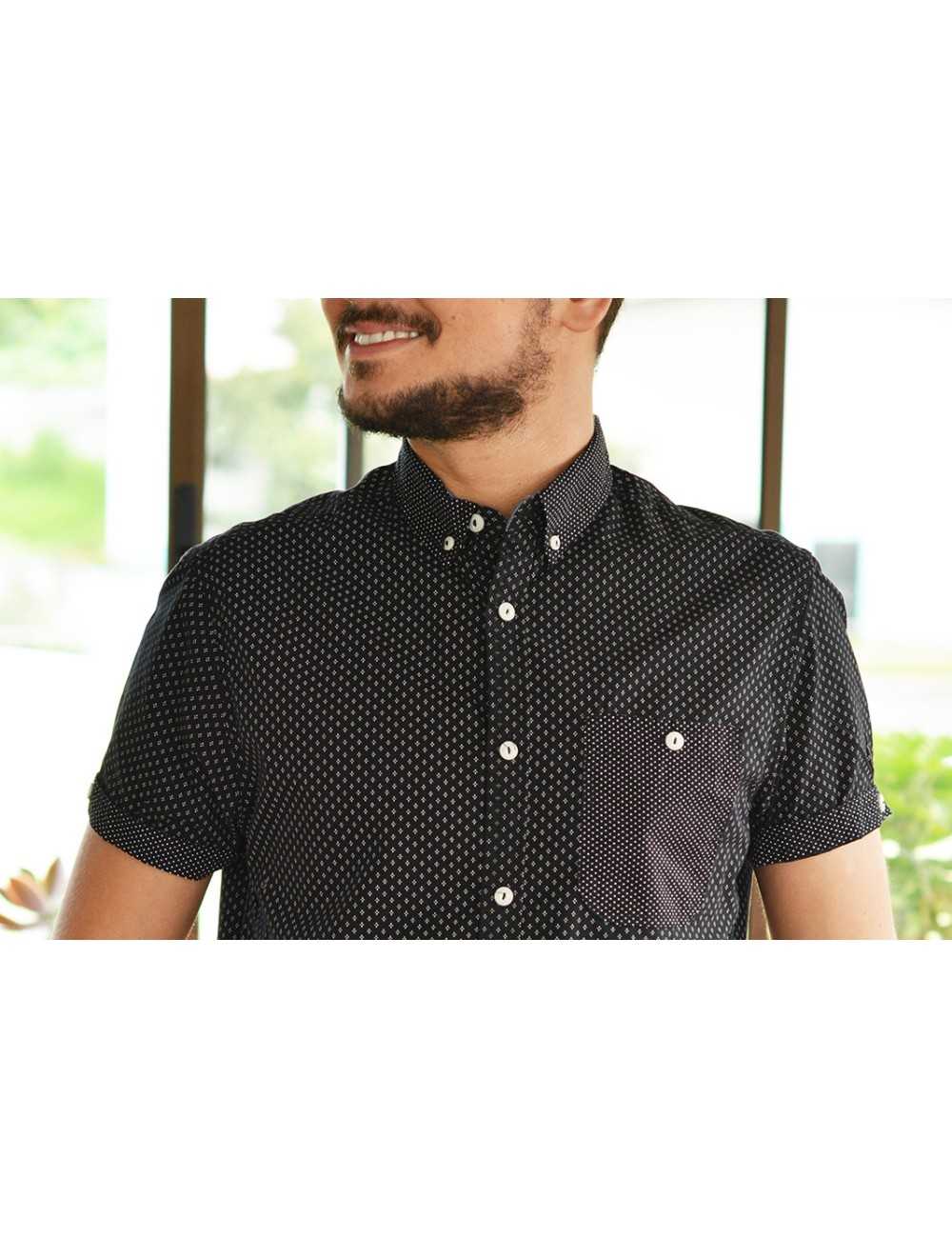 Camisa negra manga corta con estampado blanco