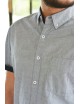 Camisa gris manga corta con estampado negro bolsa frontal