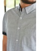 Camisa gris manga corta con estampado negro bolsa frontal