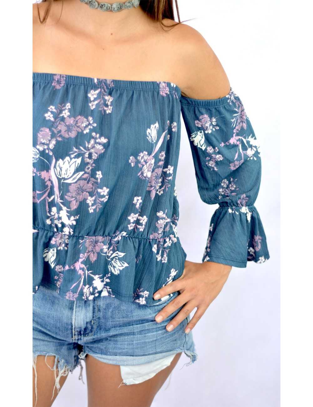 Blusa hombros descubiertos manga campana 3/4 con estampado flores