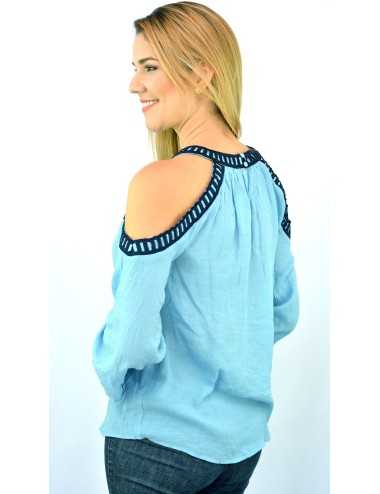 Blusa de manta celeste con bordado azul hombros descubiertos