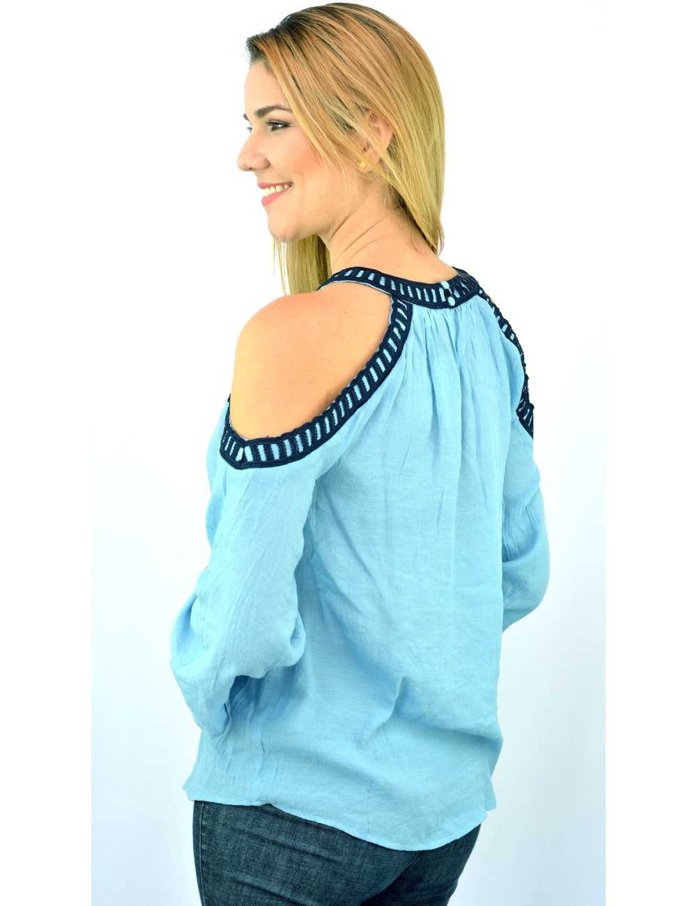 Blusa de manta celeste con bordado azul hombros descubiertos