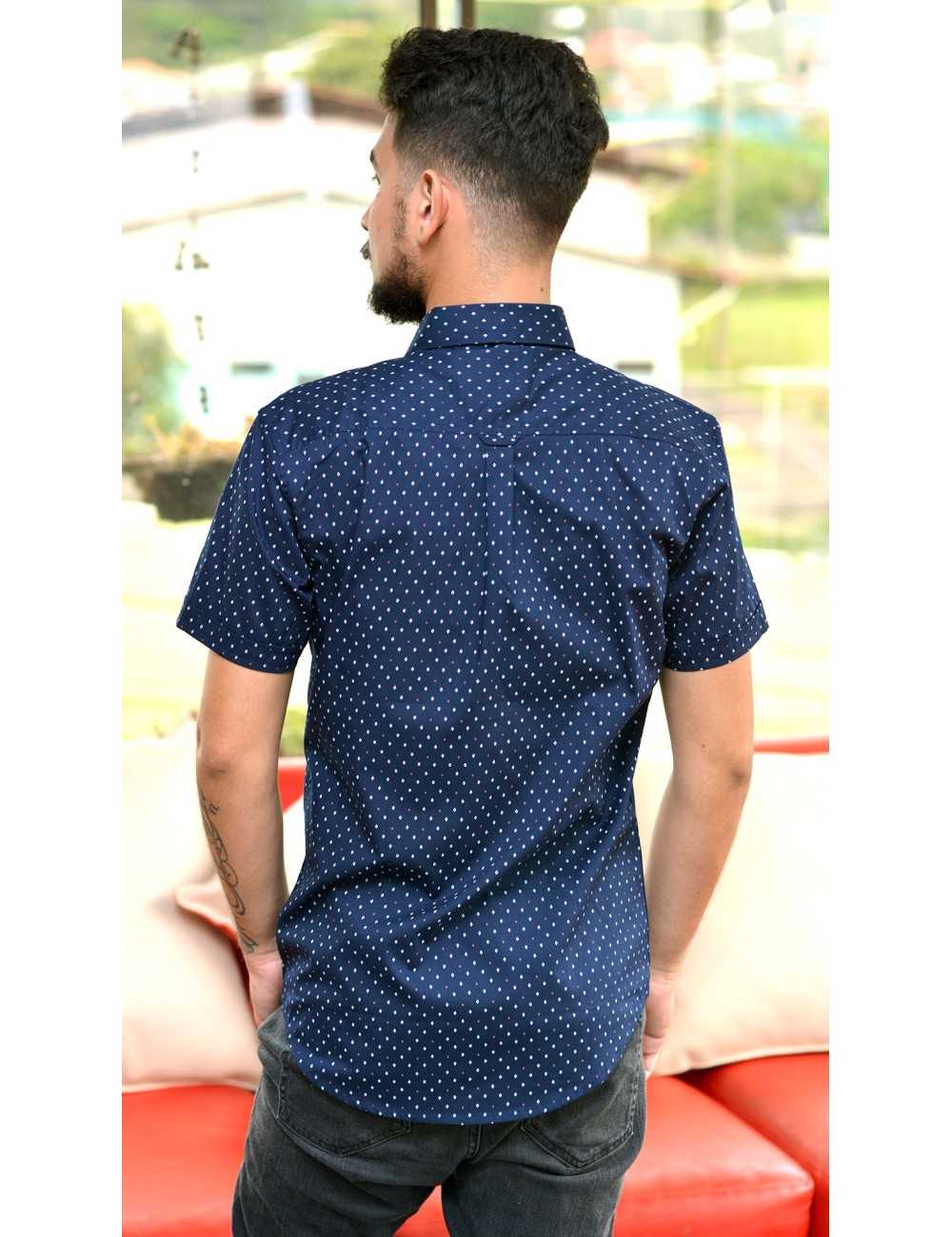 Camisa azul manga corta rombos blancos