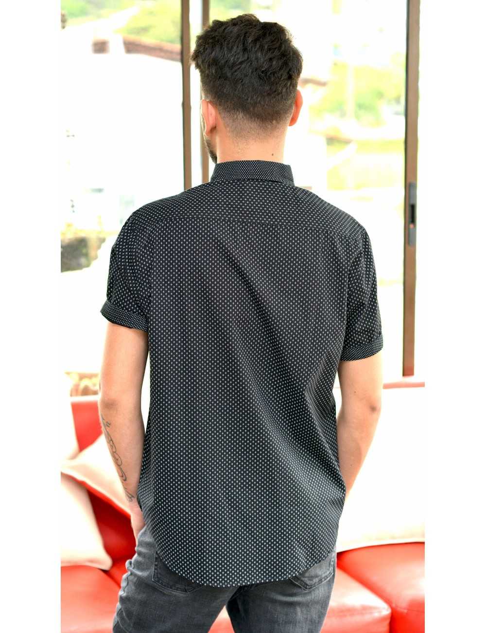 Camisa negra manga corta con estampado blanco