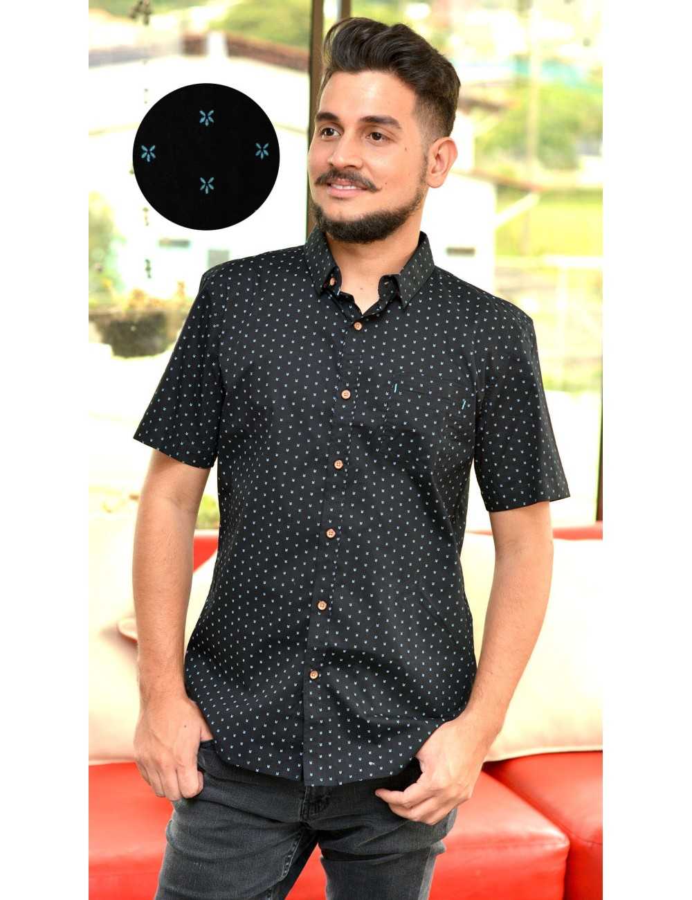 Camisa negra manga corta con estampado celeste