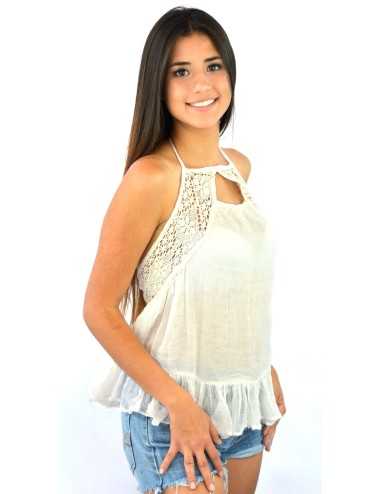 Blusa blanca de manta espalda descubierta con vuelos