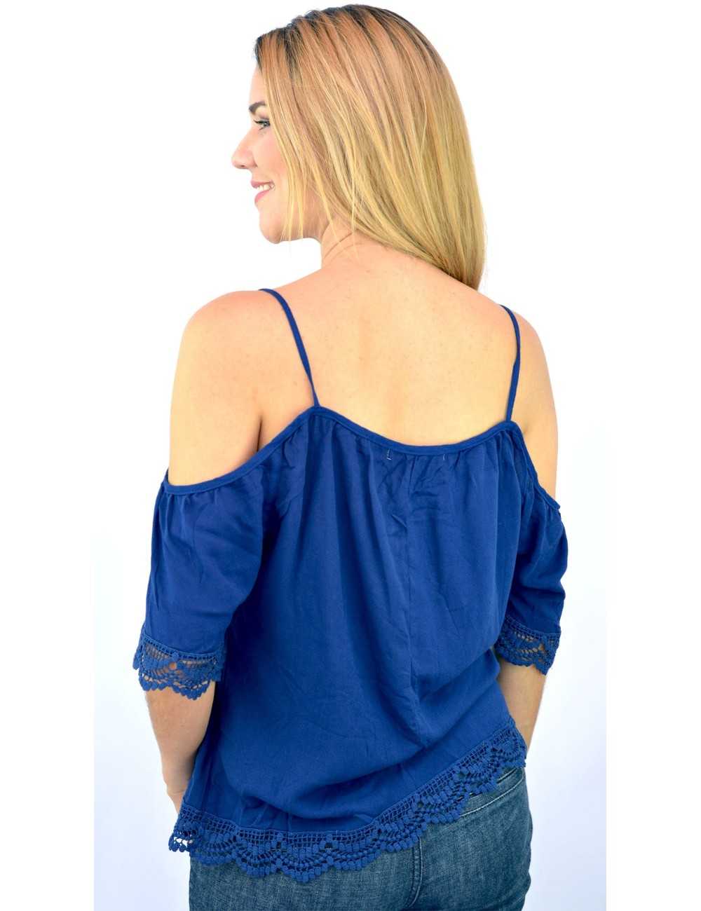 Blusa azul hombros descubiertos con crochet