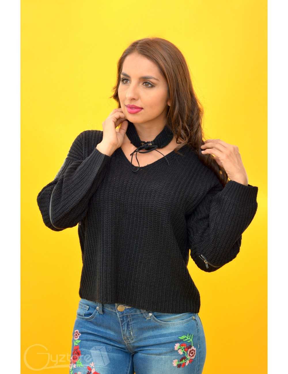 Abrigo tejido color negro con choker