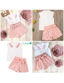 Set de short rosado con blusa blanca diseño de plumas