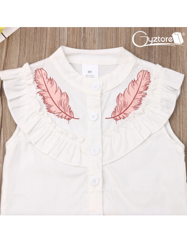 Set de short rosado con blusa blanca diseño de plumas