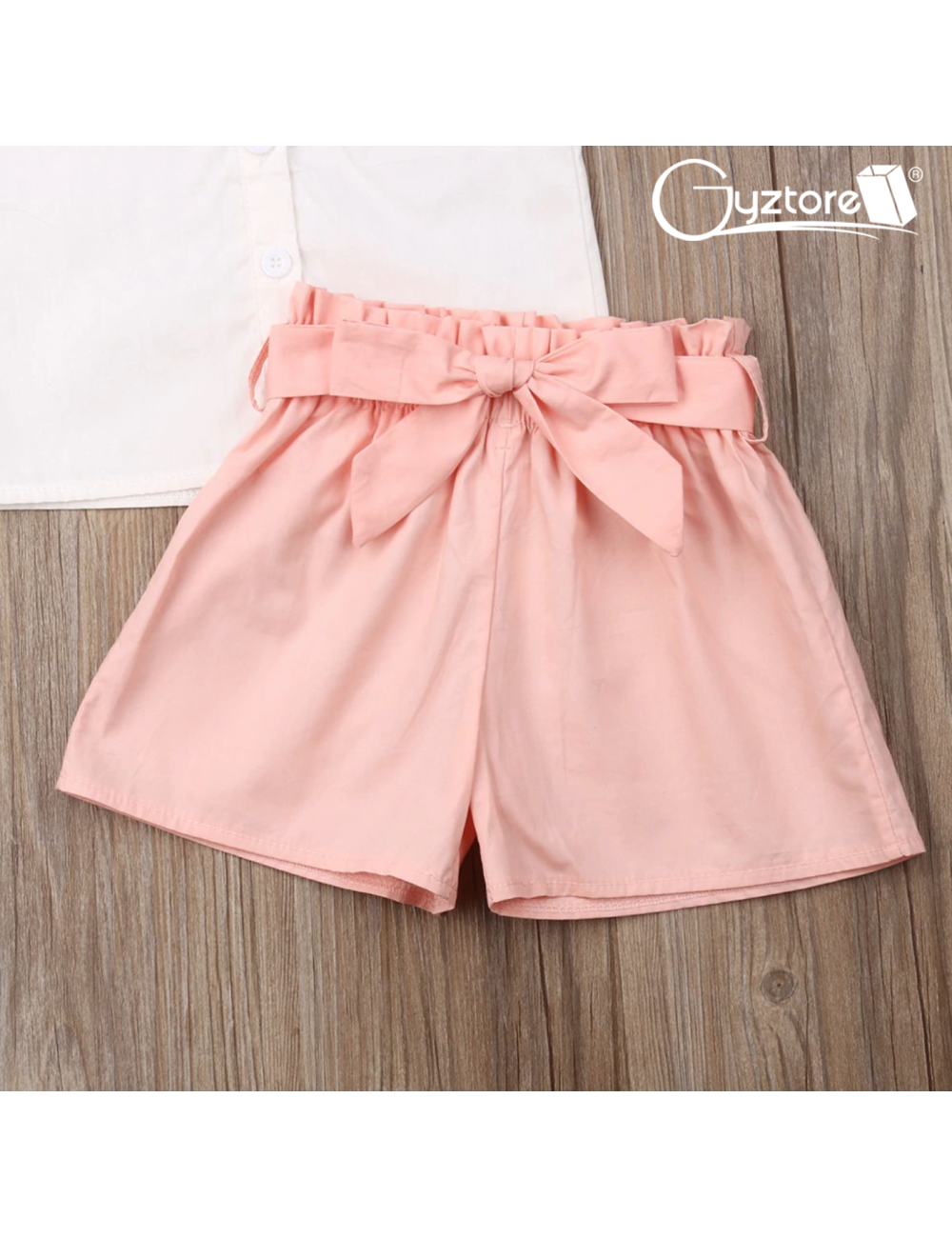 Set de short rosado con blusa blanca diseño de plumas