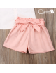 Set de short rosado con blusa blanca diseño de plumas