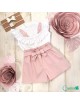 Set de short rosado con blusa blanca diseño de plumas