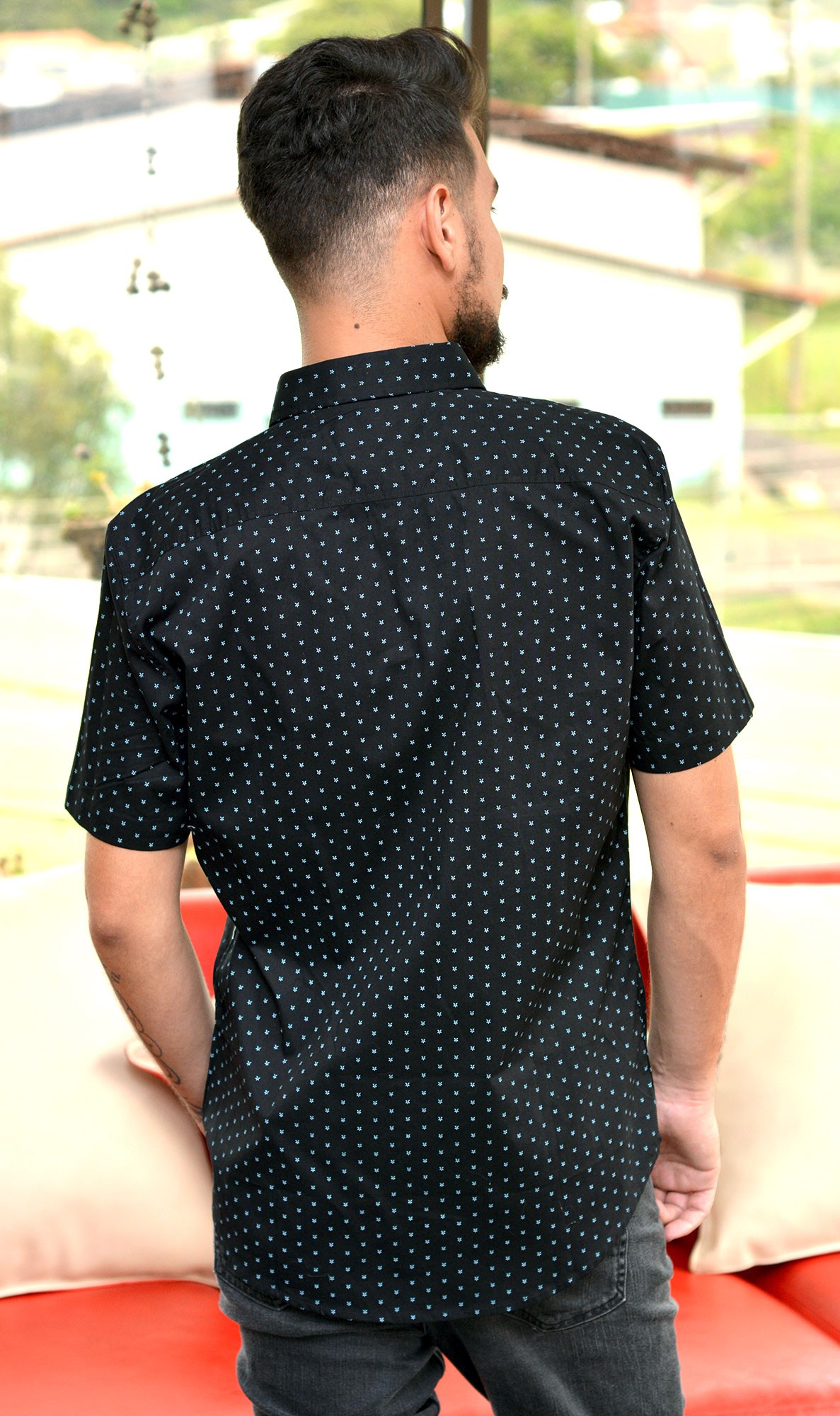 Camisa negra con sales puntos blancos hombre