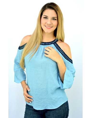 Blusa de manta celeste con bordado azul hombros descubiertos